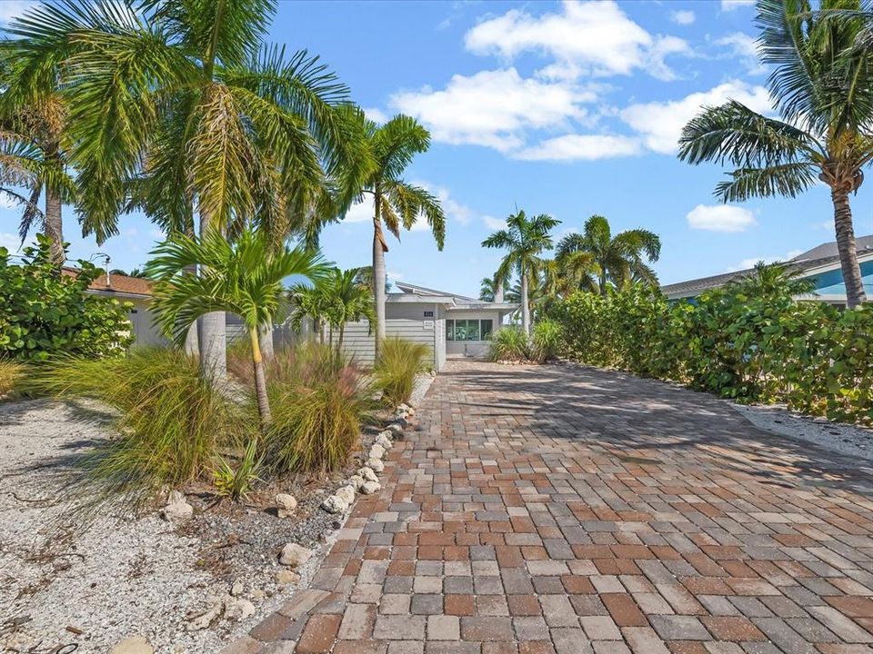 合同活跃: $1,450,000 (3 贝兹, 2 浴室, 1607 平方英尺)