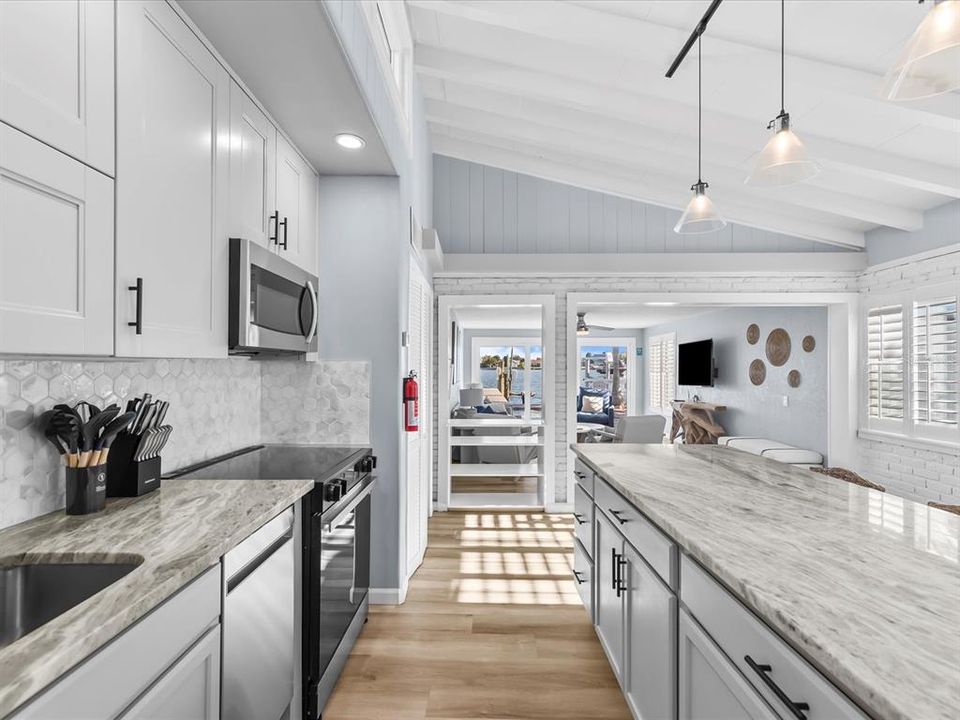 合同活跃: $1,450,000 (3 贝兹, 2 浴室, 1607 平方英尺)