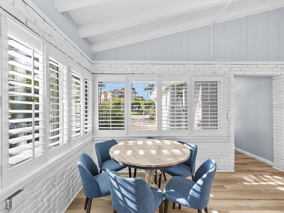 合同活跃: $1,450,000 (3 贝兹, 2 浴室, 1607 平方英尺)