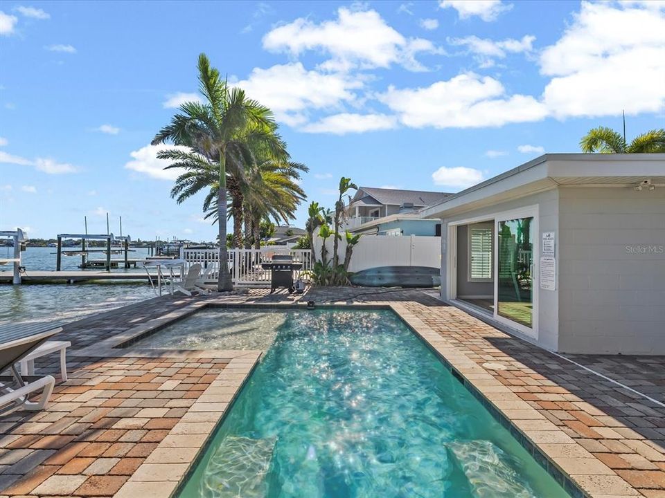 合同活跃: $1,450,000 (3 贝兹, 2 浴室, 1607 平方英尺)