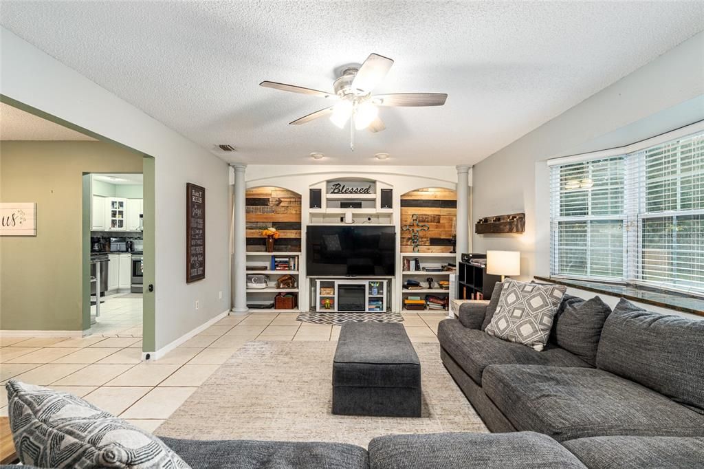 合同活跃: $249,900 (3 贝兹, 2 浴室, 1494 平方英尺)