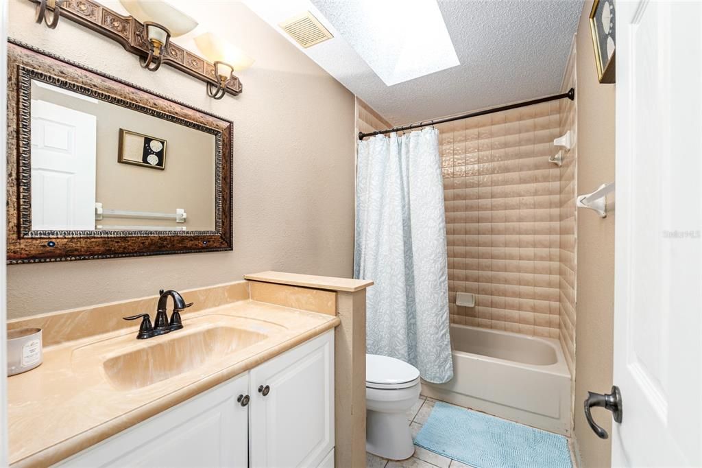 合同活跃: $249,900 (3 贝兹, 2 浴室, 1494 平方英尺)