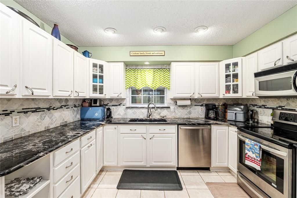 合同活跃: $249,900 (3 贝兹, 2 浴室, 1494 平方英尺)