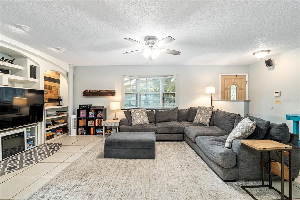 合同活跃: $249,900 (3 贝兹, 2 浴室, 1494 平方英尺)