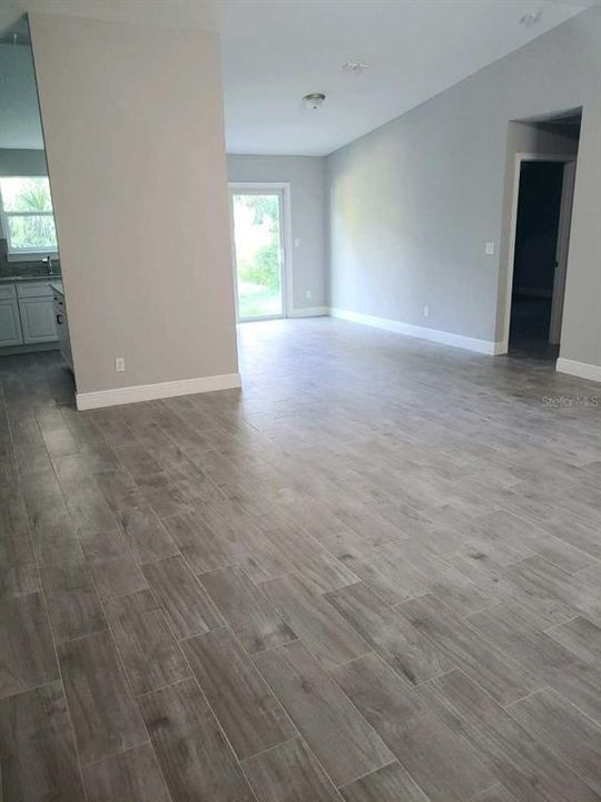 For Rent: $1,900 (3 beds, 2 baths, 1400 Square Feet)