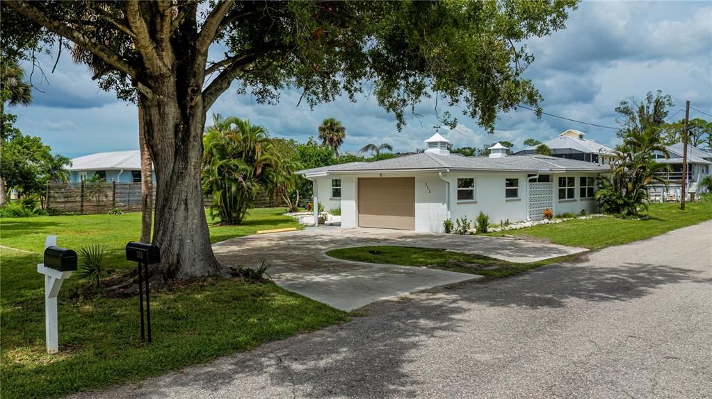 Active With Contract: $550,000 (3 beds, 2 baths, 1354 Square Feet)