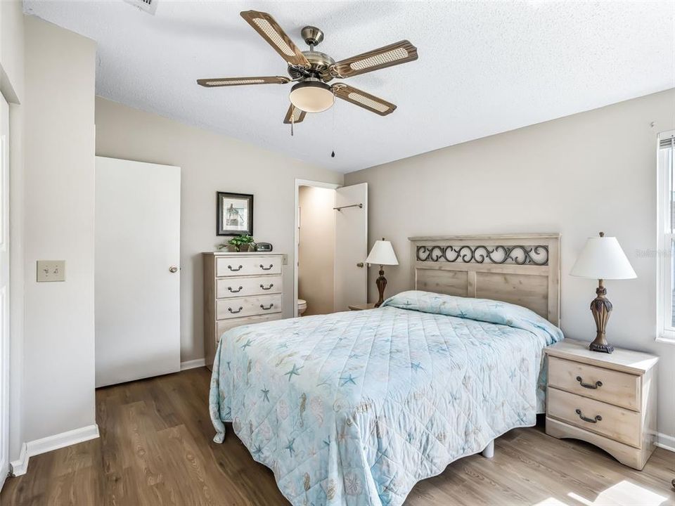 For Sale: $211,000 (2 beds, 1 baths, 936 Square Feet)