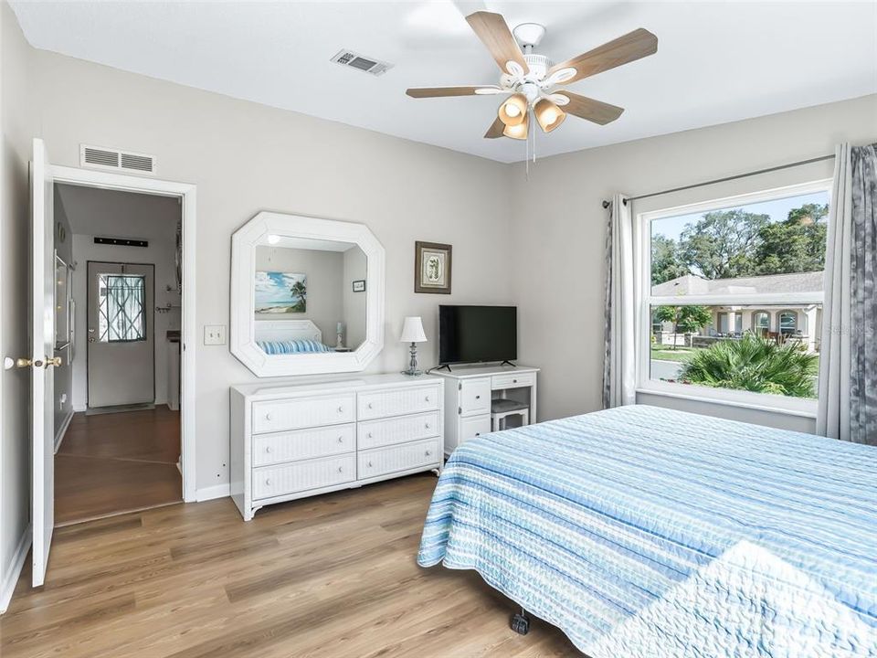 For Sale: $211,000 (2 beds, 1 baths, 936 Square Feet)