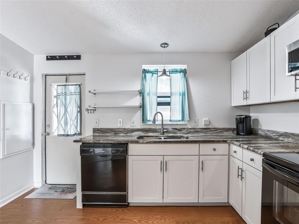 For Sale: $211,000 (2 beds, 1 baths, 936 Square Feet)