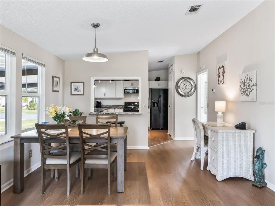 For Sale: $211,000 (2 beds, 1 baths, 936 Square Feet)