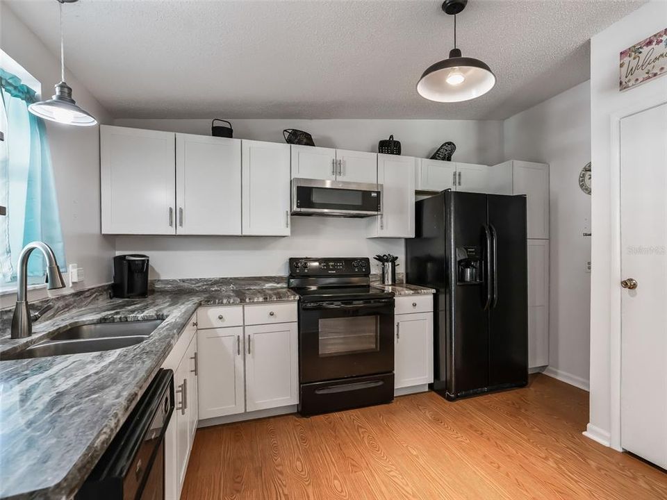 For Sale: $211,000 (2 beds, 1 baths, 936 Square Feet)