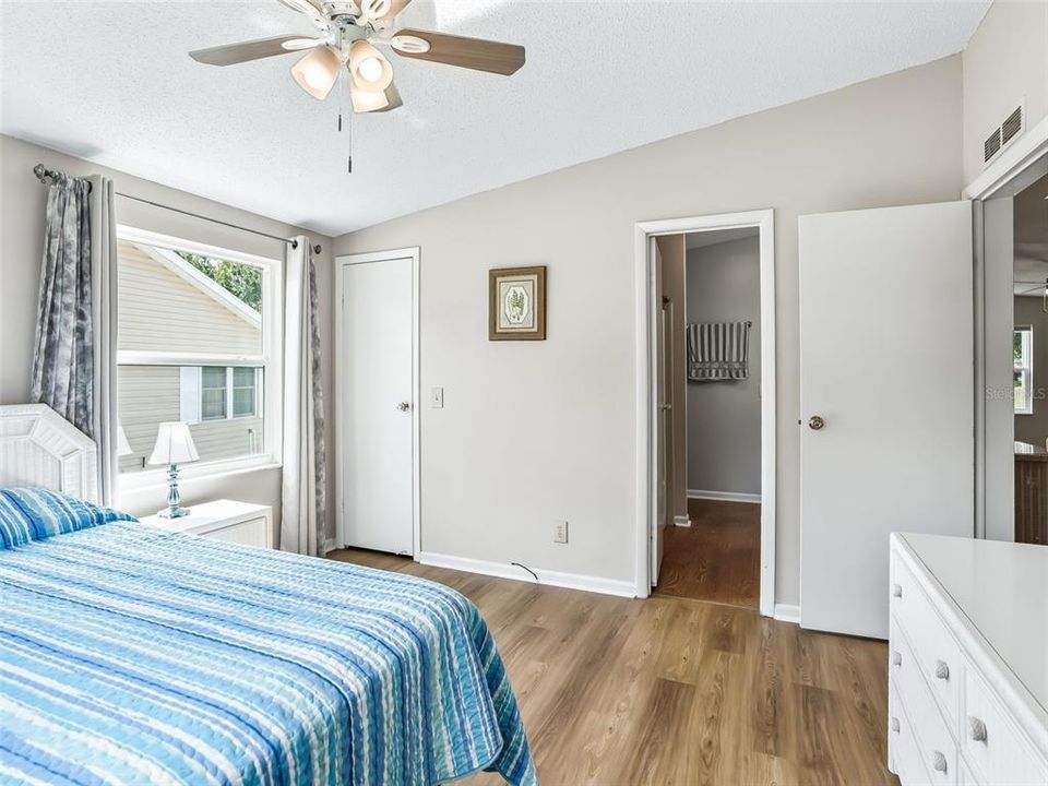 For Sale: $211,000 (2 beds, 1 baths, 936 Square Feet)