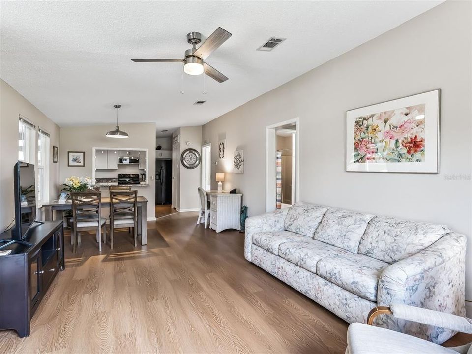 For Sale: $211,000 (2 beds, 1 baths, 936 Square Feet)