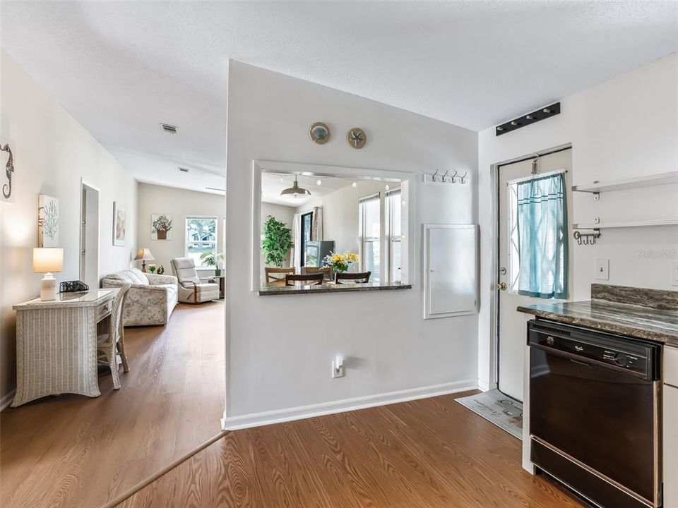 For Sale: $211,000 (2 beds, 1 baths, 936 Square Feet)