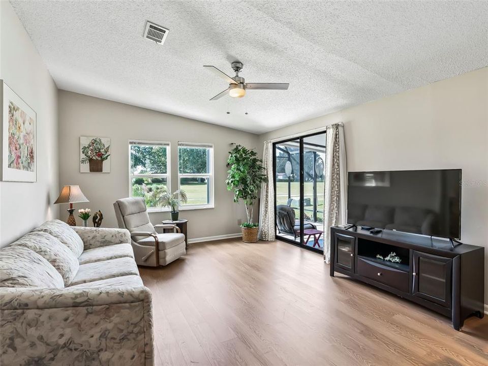 For Sale: $211,000 (2 beds, 1 baths, 936 Square Feet)