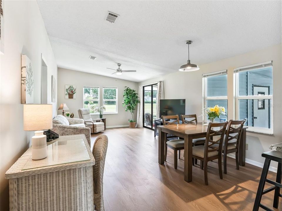 For Sale: $211,000 (2 beds, 1 baths, 936 Square Feet)