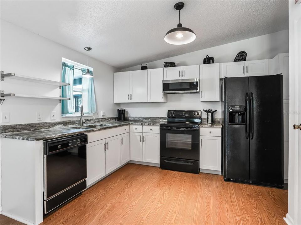 For Sale: $211,000 (2 beds, 1 baths, 936 Square Feet)