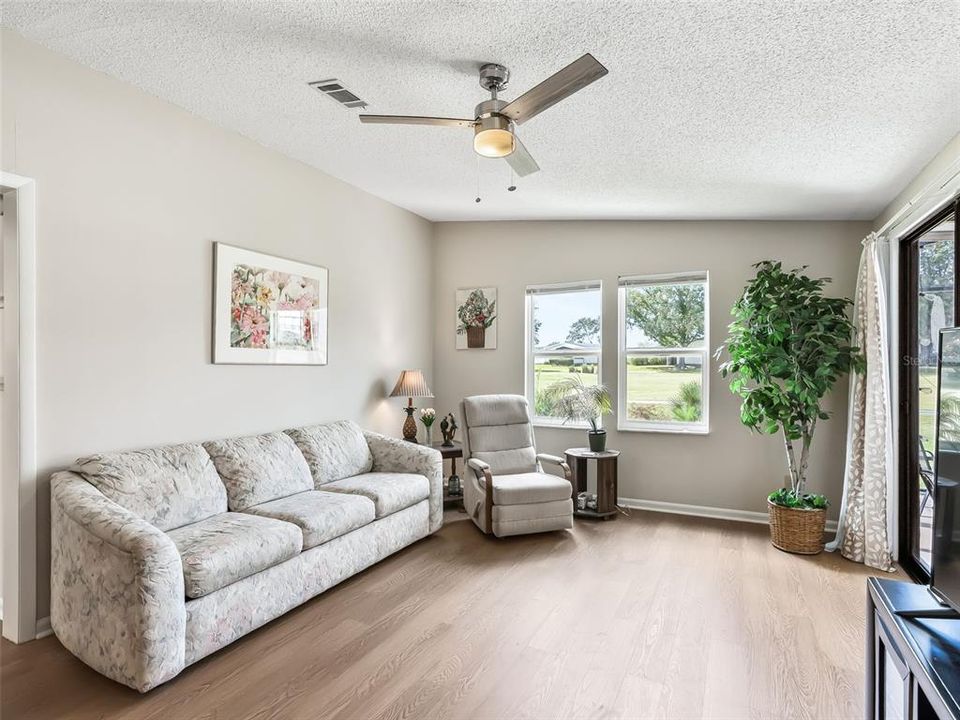 For Sale: $211,000 (2 beds, 1 baths, 936 Square Feet)