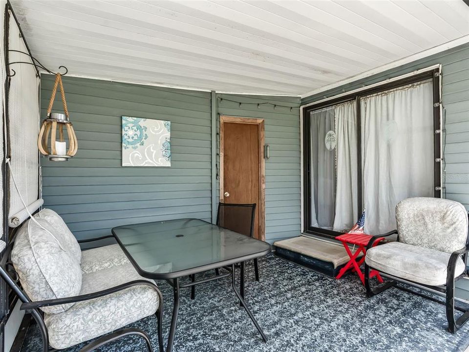 For Sale: $211,000 (2 beds, 1 baths, 936 Square Feet)