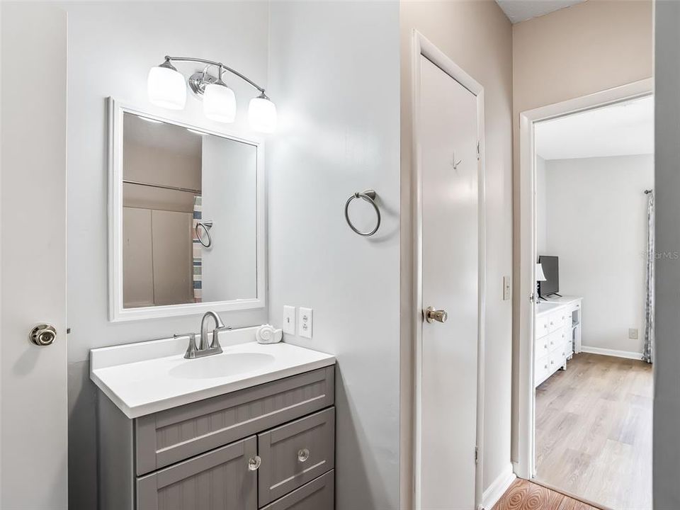 For Sale: $211,000 (2 beds, 1 baths, 936 Square Feet)