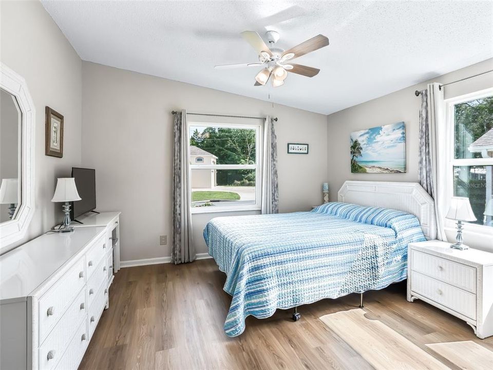 For Sale: $211,000 (2 beds, 1 baths, 936 Square Feet)