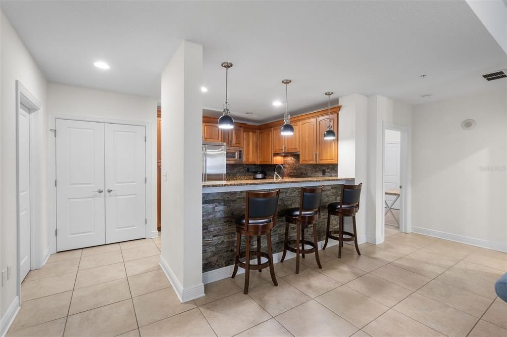 待售: $699,999 (2 贝兹, 2 浴室, 2181 平方英尺)