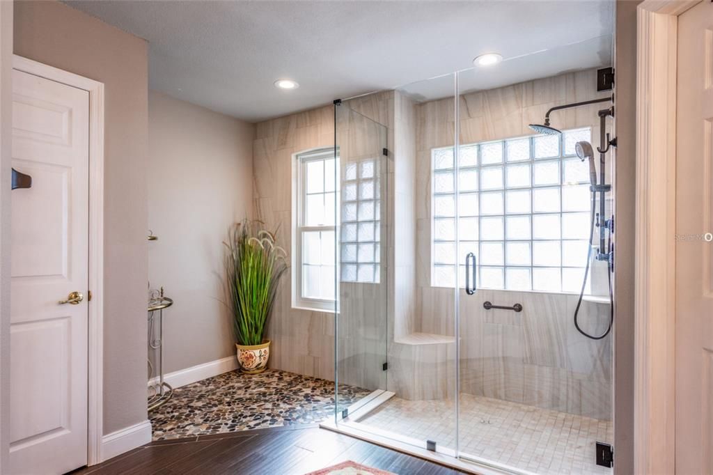 Activo con contrato: $360,000 (3 camas, 3 baños, 2138 Pies cuadrados)