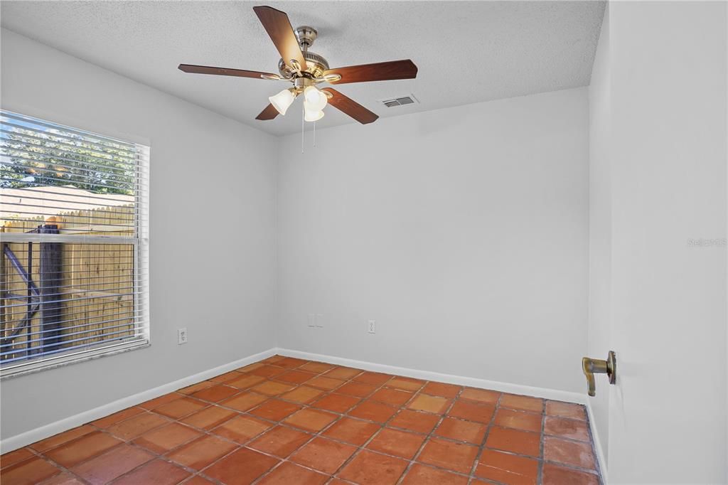 合同活跃: $349,900 (3 贝兹, 2 浴室, 1393 平方英尺)