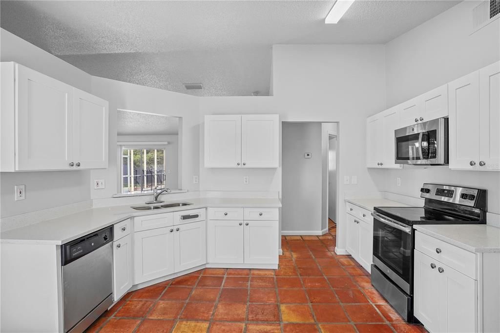 合同活跃: $349,900 (3 贝兹, 2 浴室, 1393 平方英尺)