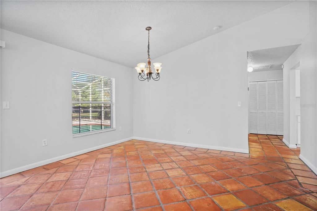 合同活跃: $349,900 (3 贝兹, 2 浴室, 1393 平方英尺)