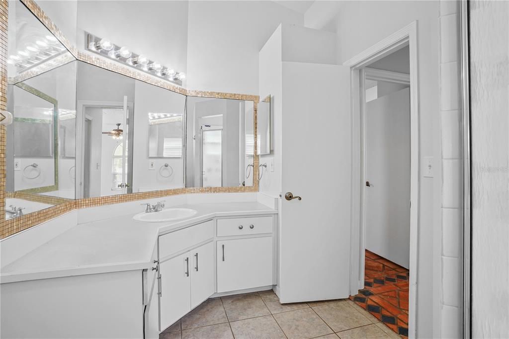 合同活跃: $349,900 (3 贝兹, 2 浴室, 1393 平方英尺)