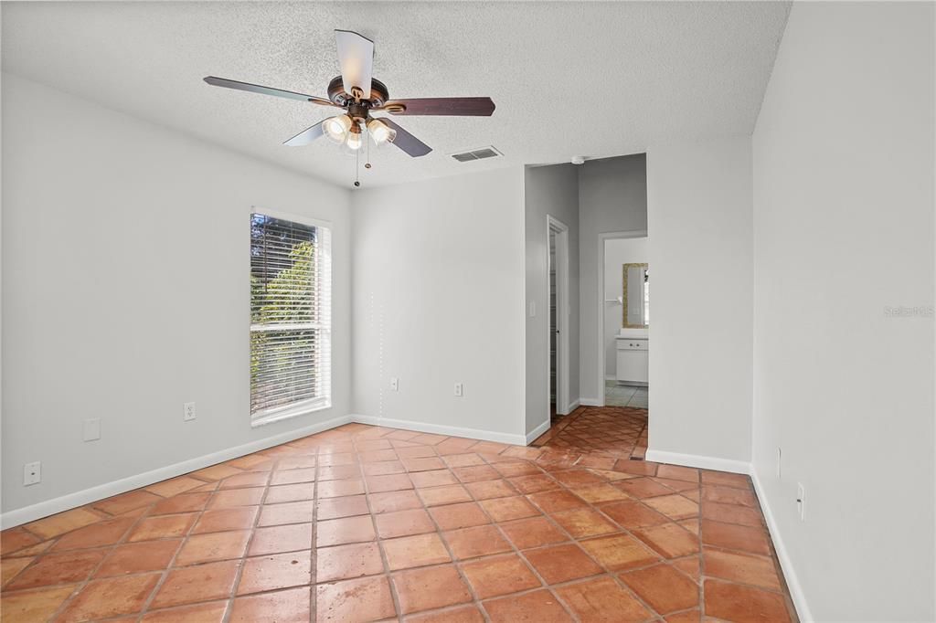 合同活跃: $349,900 (3 贝兹, 2 浴室, 1393 平方英尺)