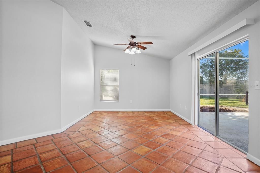 合同活跃: $349,900 (3 贝兹, 2 浴室, 1393 平方英尺)