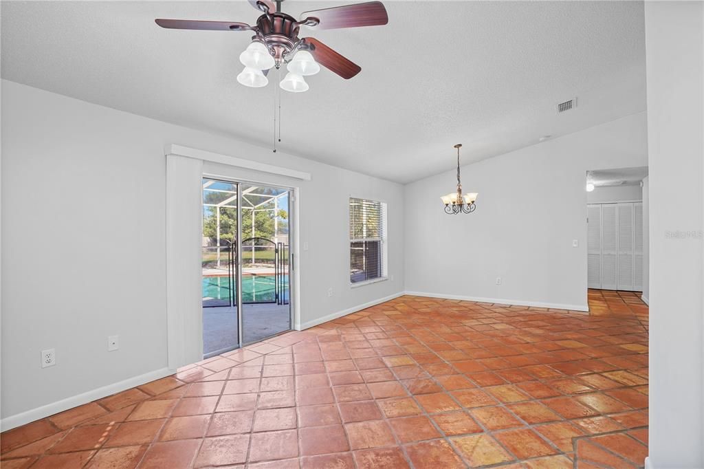 合同活跃: $349,900 (3 贝兹, 2 浴室, 1393 平方英尺)