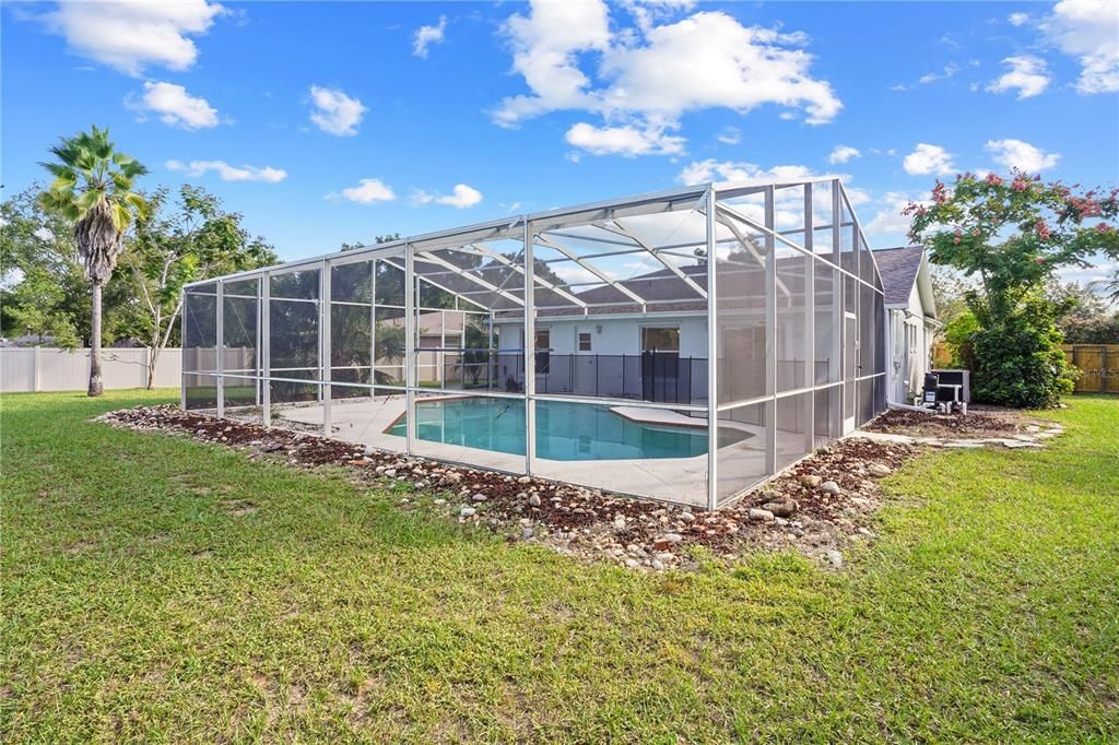 合同活跃: $349,900 (3 贝兹, 2 浴室, 1393 平方英尺)