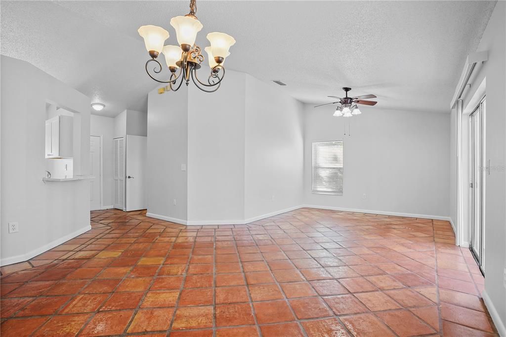 合同活跃: $349,900 (3 贝兹, 2 浴室, 1393 平方英尺)