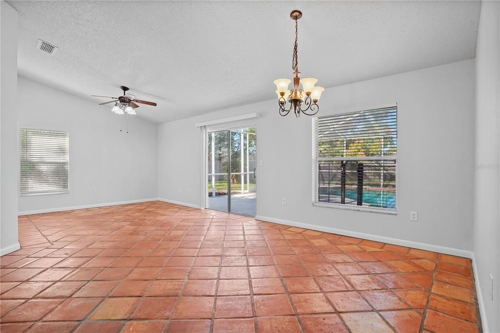 合同活跃: $349,900 (3 贝兹, 2 浴室, 1393 平方英尺)