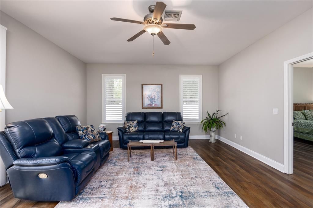 Под контрактом: $279,900 (2 спален, 2 ванн, 1574 Квадратных фут)