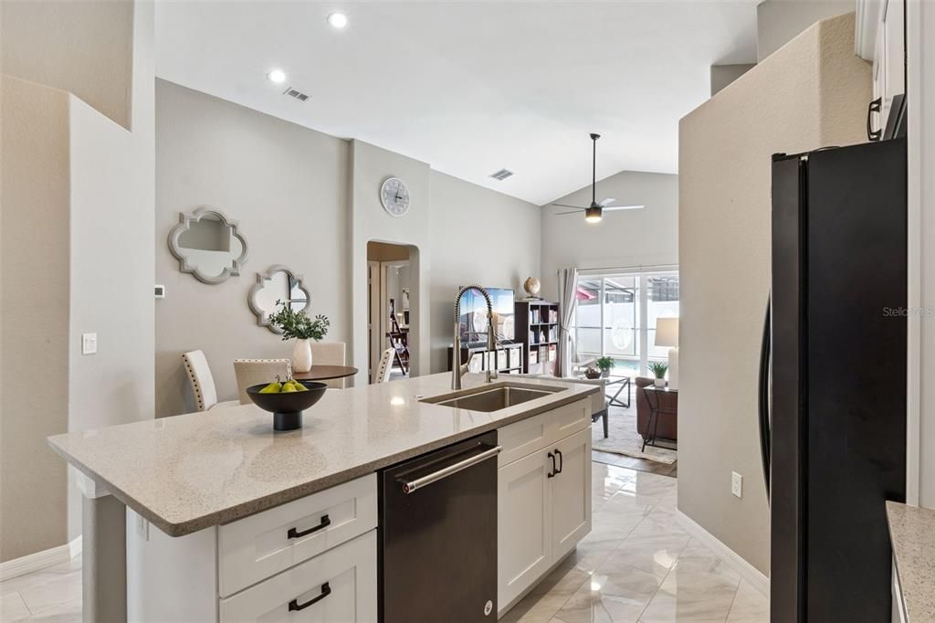 Под контрактом: $365,000 (4 спален, 2 ванн, 1440 Квадратных фут)