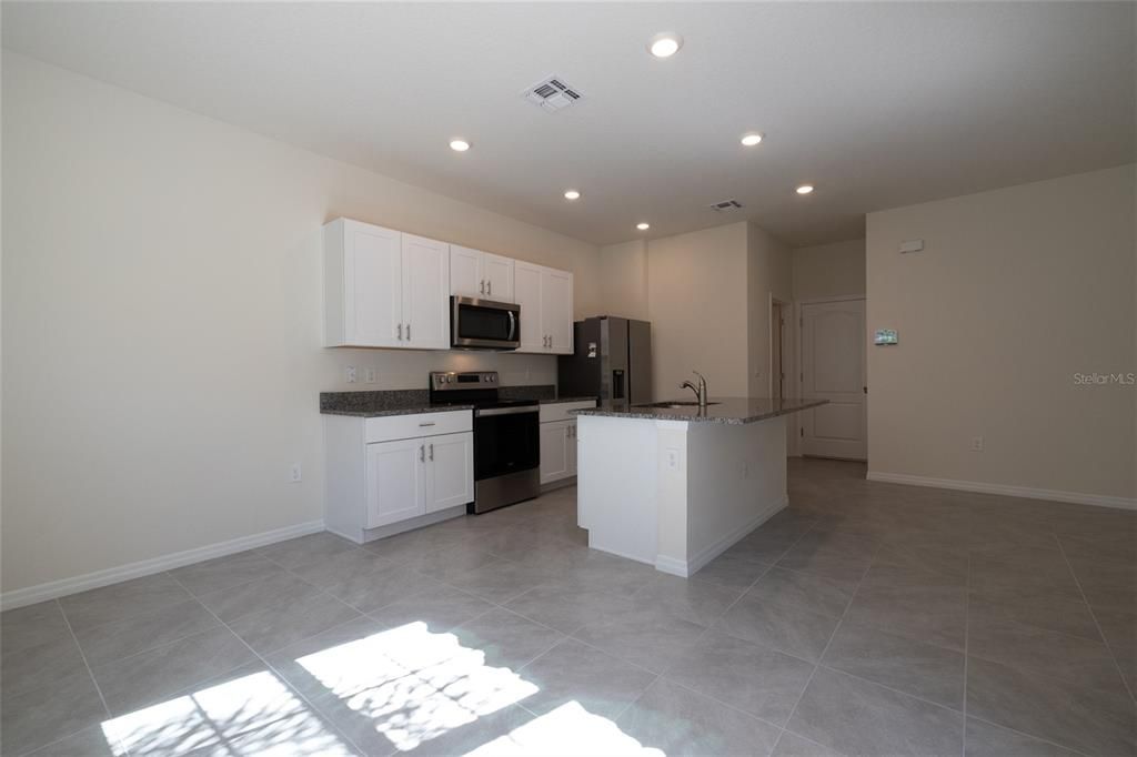 Active With Contract: $324,000 (3 beds, 2 baths, 1672 Square Feet)