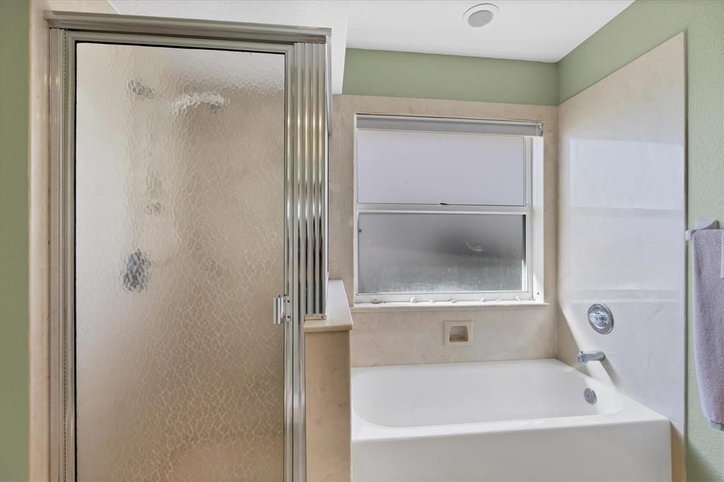 Activo con contrato: $348,000 (3 camas, 2 baños, 2000 Pies cuadrados)