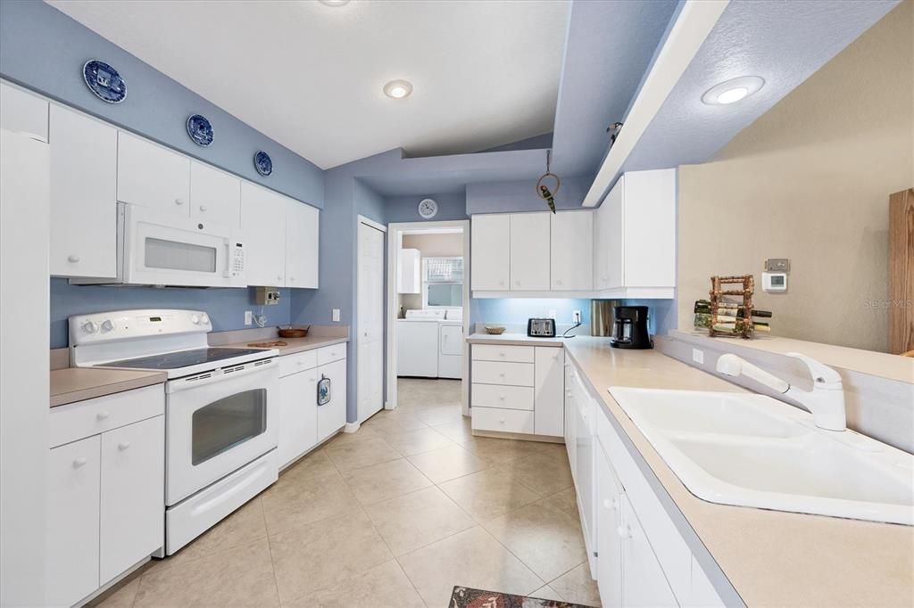 Activo con contrato: $348,000 (3 camas, 2 baños, 2000 Pies cuadrados)