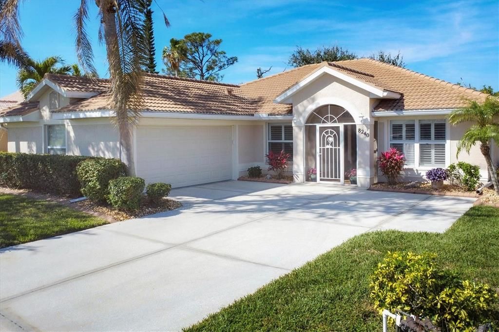 Activo con contrato: $348,000 (3 camas, 2 baños, 2000 Pies cuadrados)