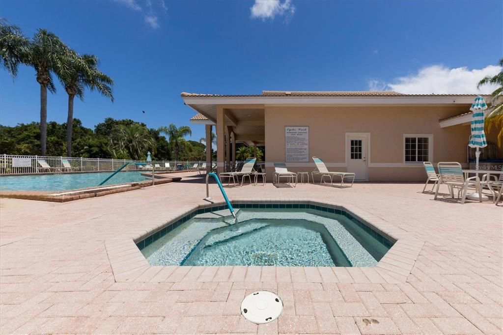 Activo con contrato: $348,000 (3 camas, 2 baños, 2000 Pies cuadrados)