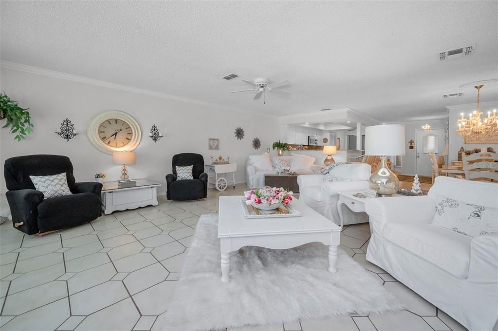 合同活跃: $449,000 (2 贝兹, 2 浴室, 1545 平方英尺)