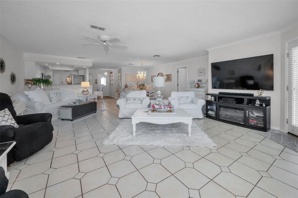 合同活跃: $449,000 (2 贝兹, 2 浴室, 1545 平方英尺)