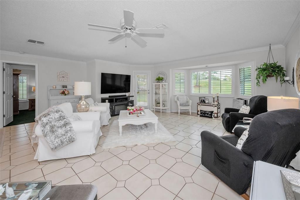 合同活跃: $449,000 (2 贝兹, 2 浴室, 1545 平方英尺)