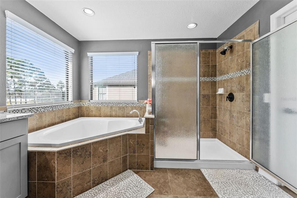 En Venta: $715,000 (5 camas, 3 baños, 3325 Pies cuadrados)