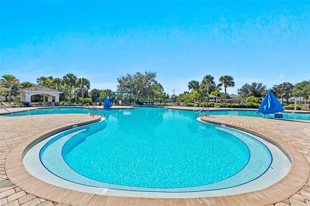 En Venta: $715,000 (5 camas, 3 baños, 3325 Pies cuadrados)