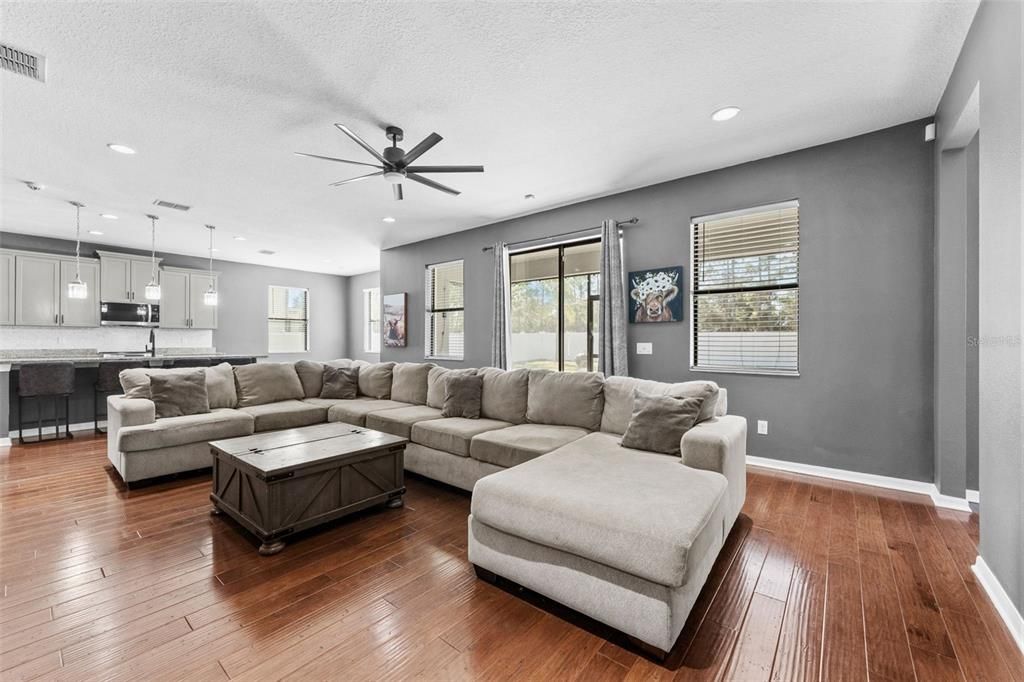 En Venta: $715,000 (5 camas, 3 baños, 3325 Pies cuadrados)